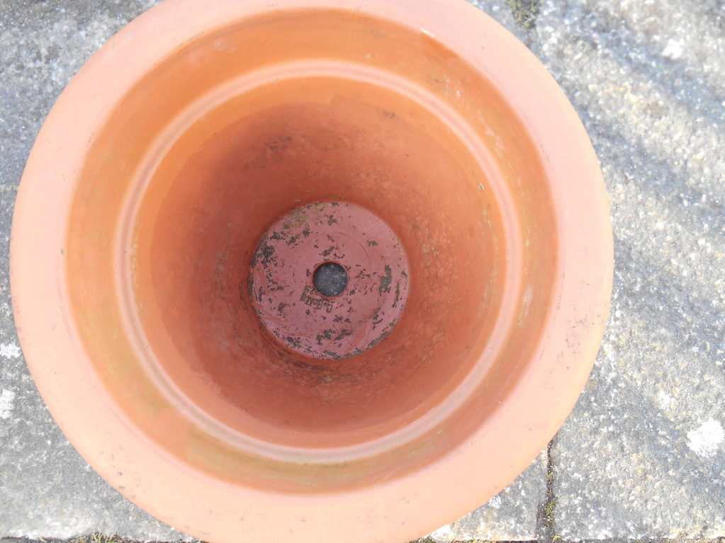 holeInPot